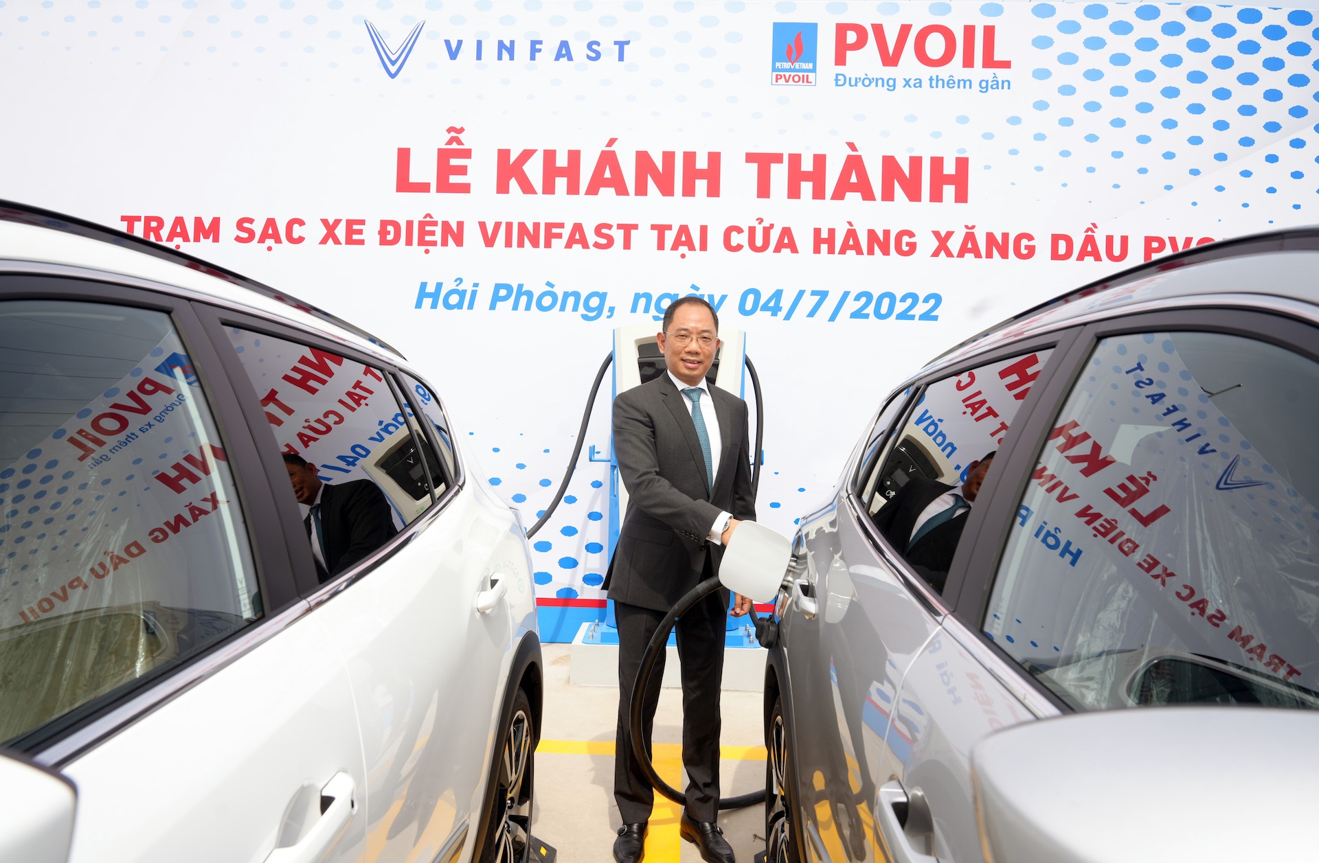 Khánh thành trạm sạc xe điện Vinfast đầu tiên tại cửa hàng xăng dầu PVOIL