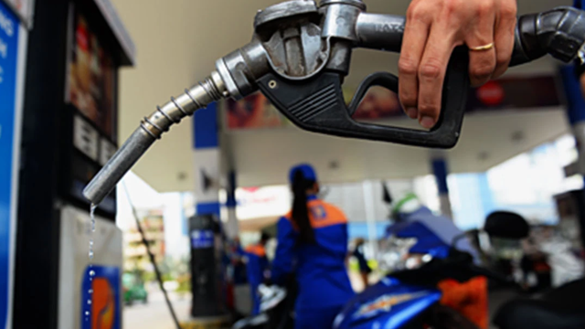 Ủy ban Thường vụ Quốc hội họp xem xét giảm thuế bảo vệ môi trường đối với xăng, dầu