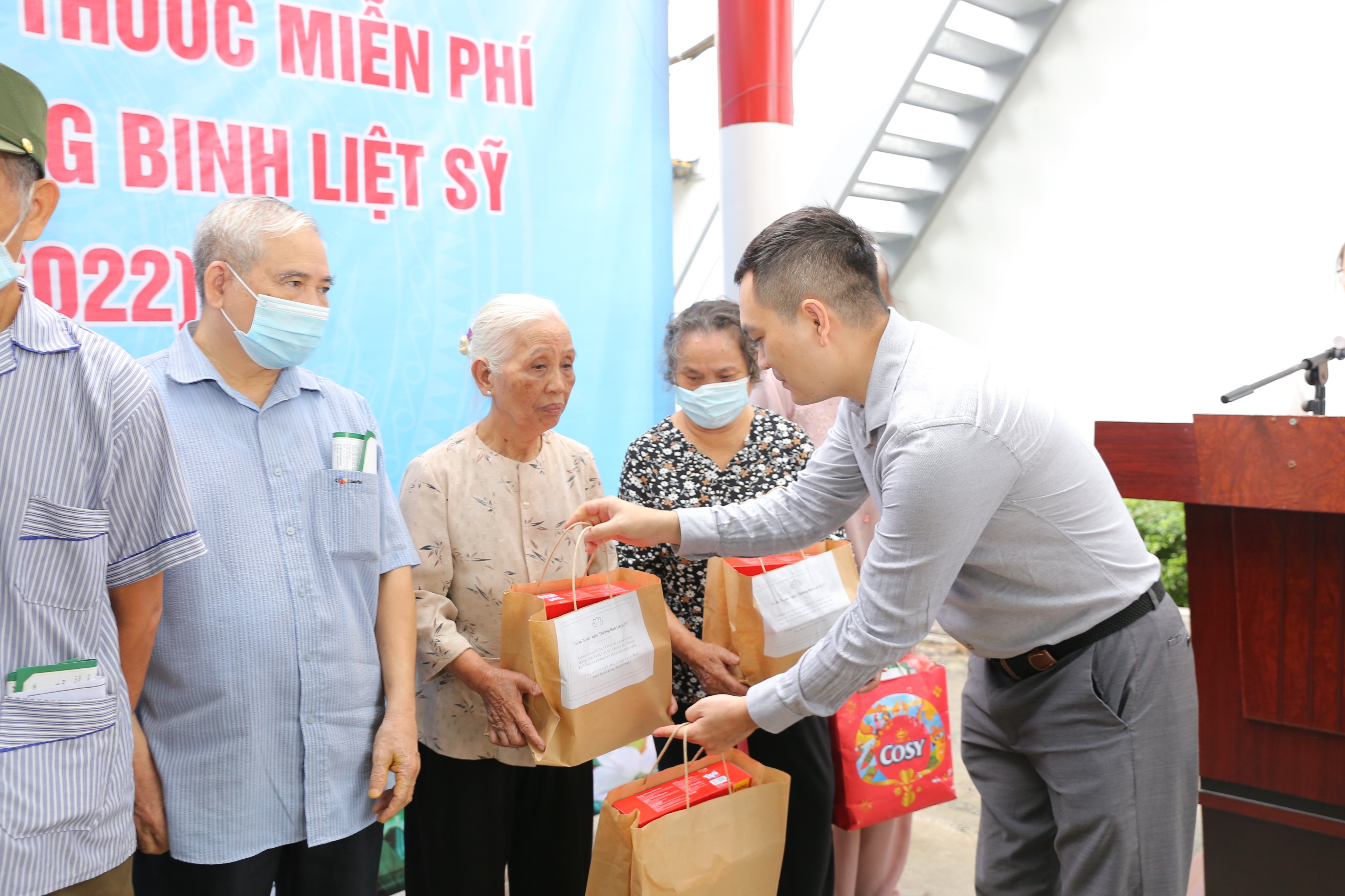 CTCP Bệnh viện Quốc tế Hữu nghị Hà Nội tri ân, đền ơn đáp nghĩa với các gia đình chính sách, người có công