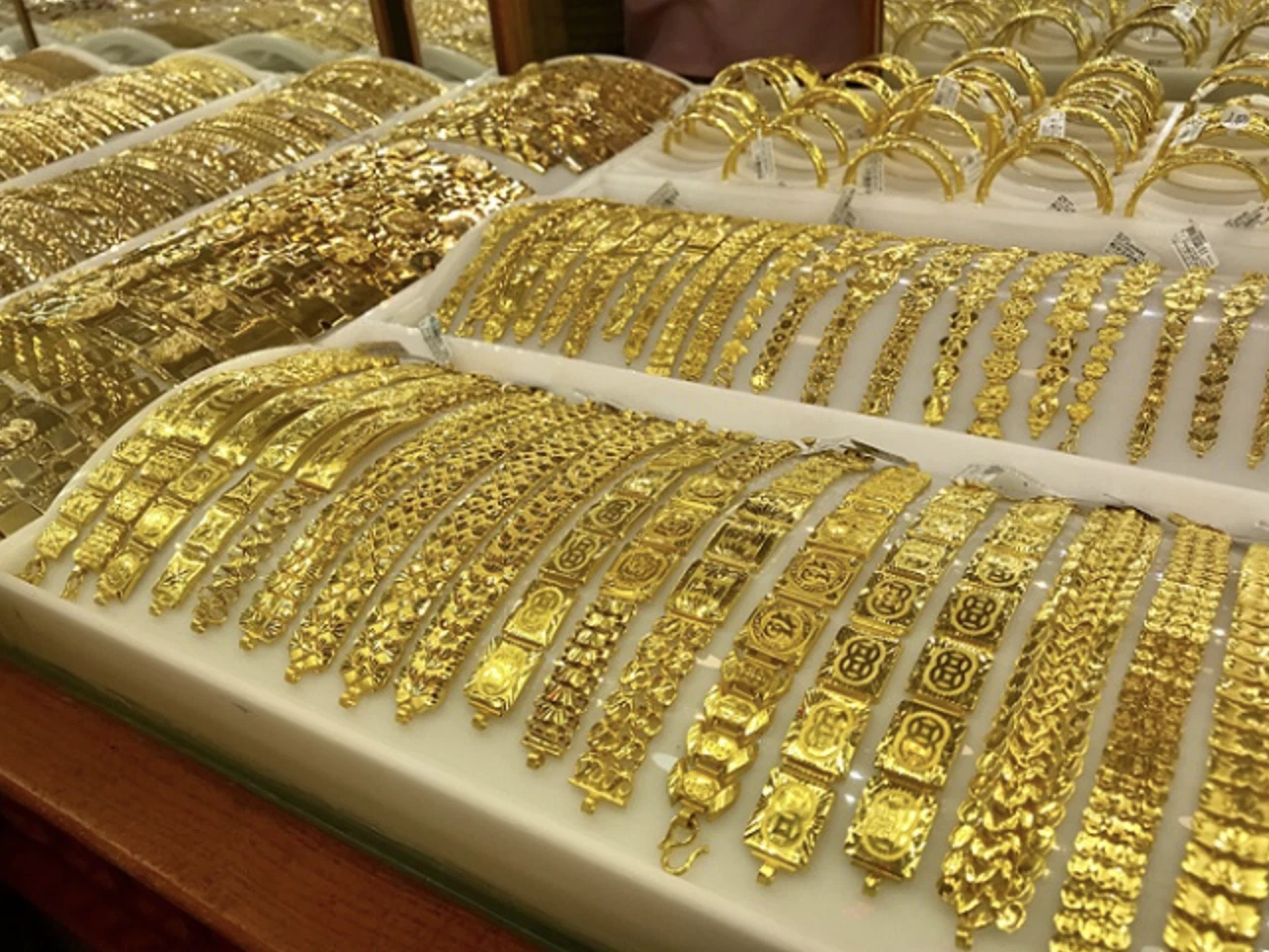 Giá vàng hôm nay 137 Giảm về mức 1.700 USDounce