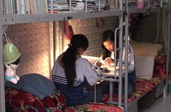 Học sinh phổ thông thuộc hộ nghèo và cận nghèo được hỗ trợ máy tính bảng