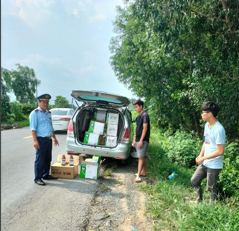 Phát hiện lượng lớn thuốc diệt cỏ nghi nhập lậu trên đường tiêu thụ