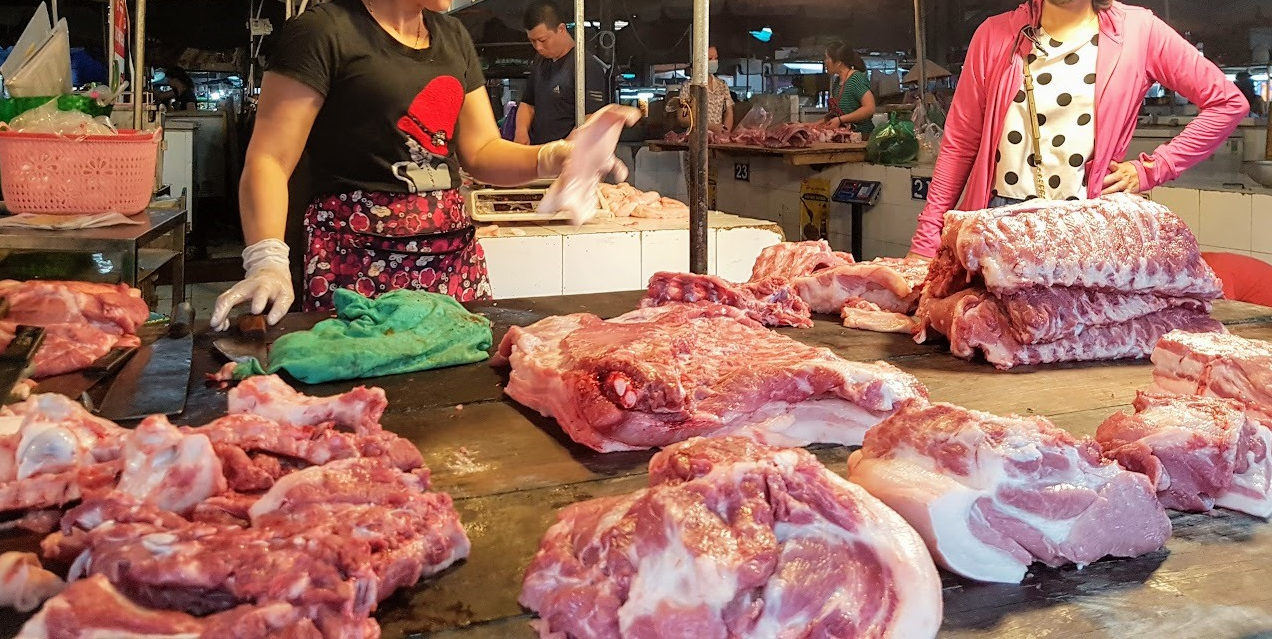 Xăng giảm gần 7.000 đồnglít, giá cước vận tải và hàng hoá vẫn “dậm chân tại chỗ”