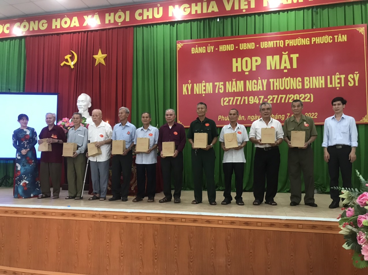 Đồng Nai Nhóm phóng viên cùng chính quyền địa phương trao hơn 400 phần quà cho gia đình chính sách