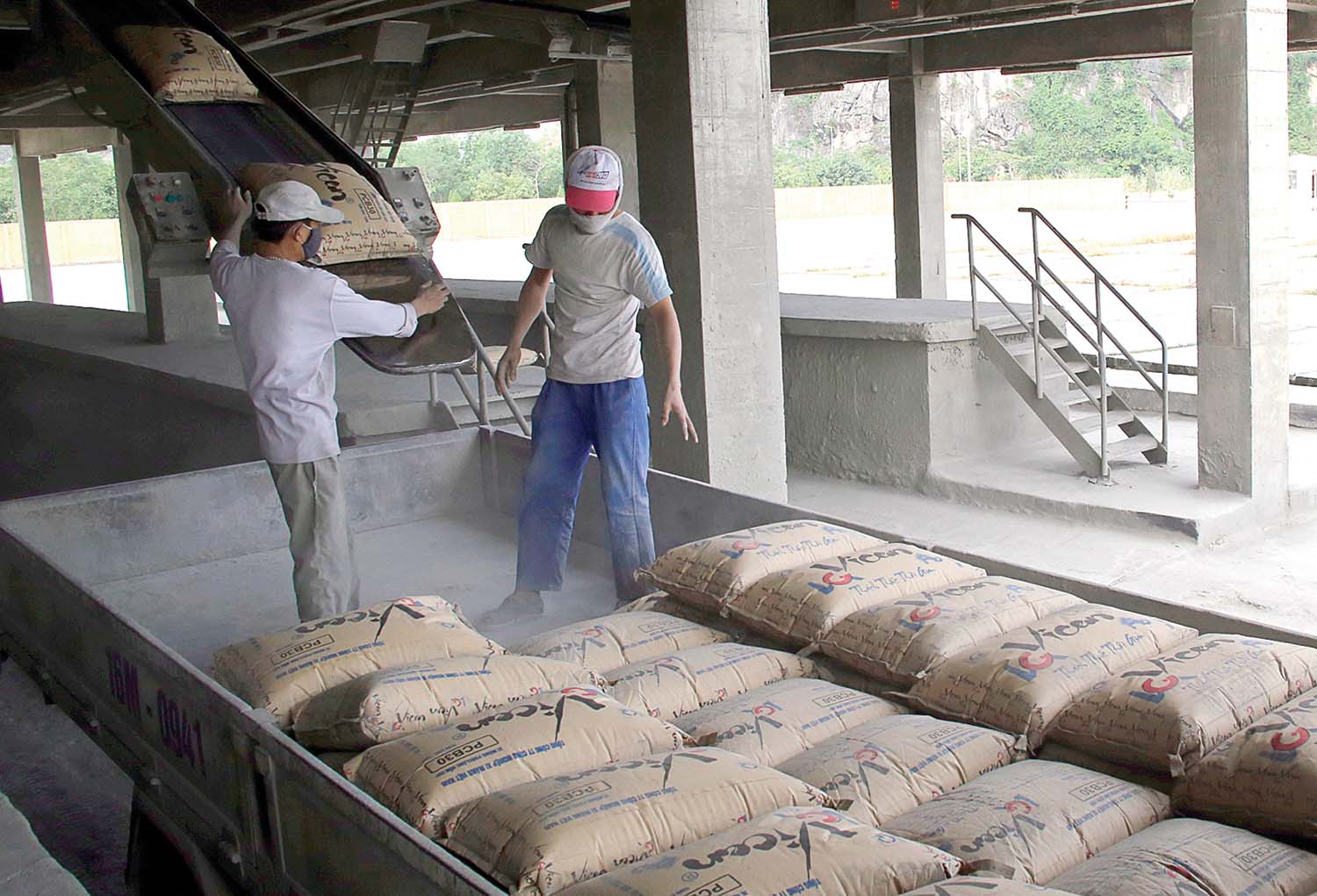 Áp lực cạnh tranh về giá, xuất khẩu xi măng giảm mạnh