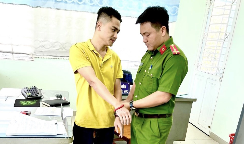 Bắt cựu cán bộ công an Trại giam Thủ Đức lừa đảo gần một tỷ đồng