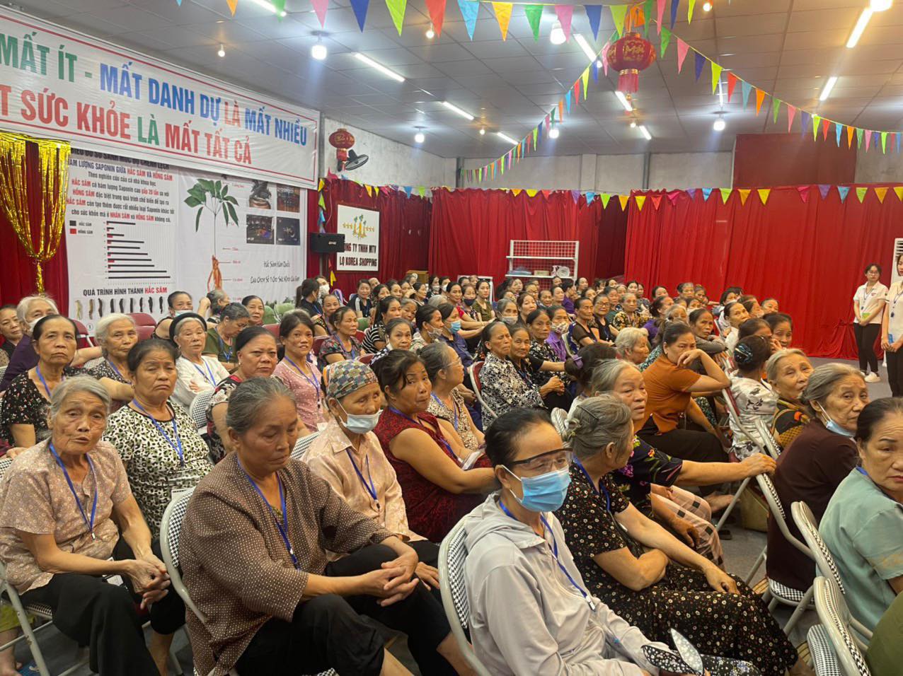 Bài 1  Làng quê “dậy sóng” với hội thảo tặng quà, bán Cao hắc sâm cho người cao tuổi