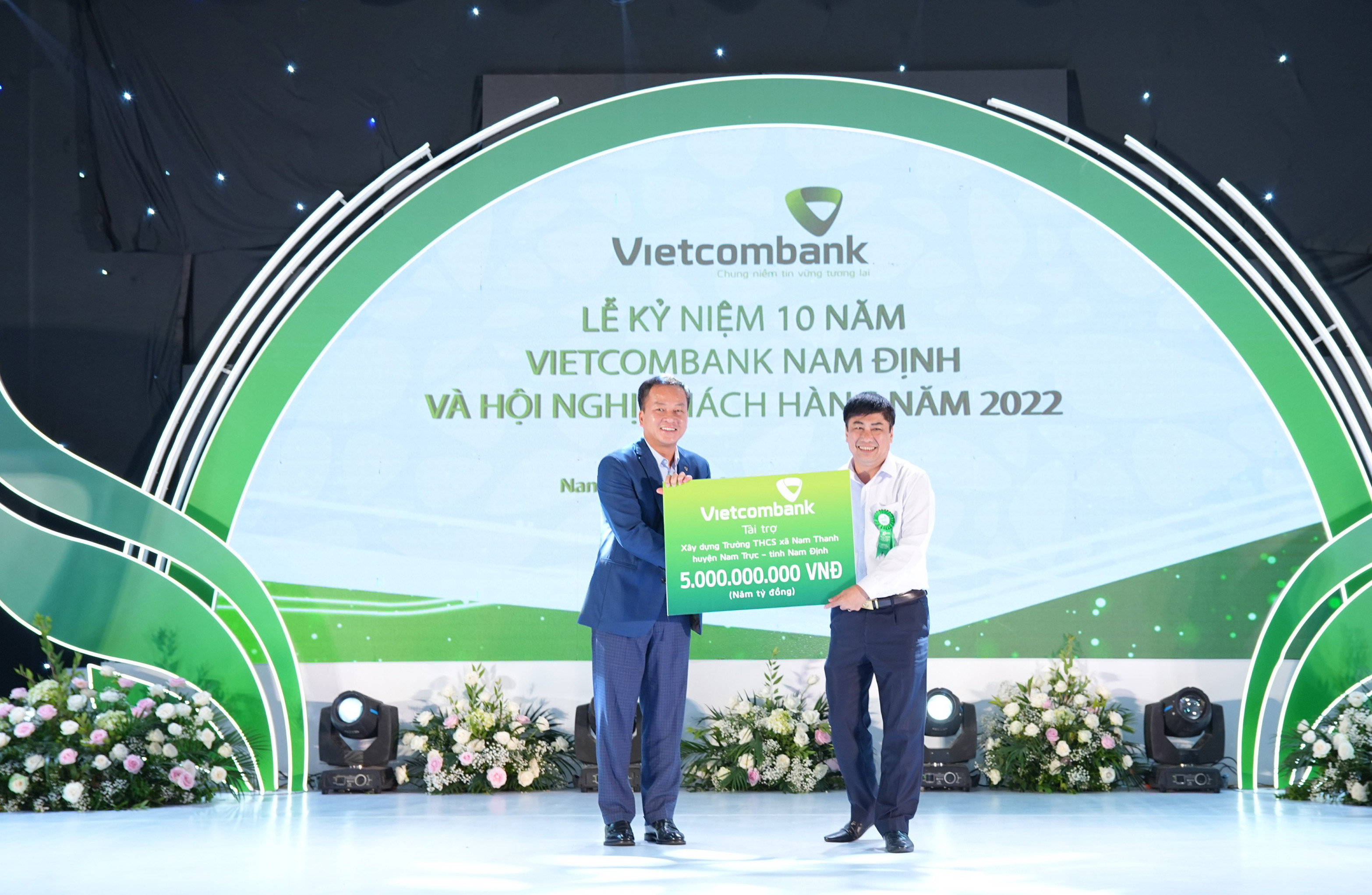 Vietcombank trao 5 tỷ đồng hỗ trợ kinh phí xây dựng trường Trung học cơ sở xã Nam Thanh