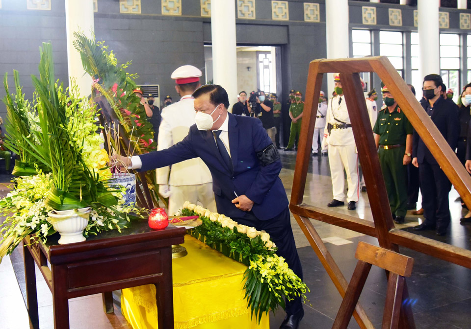 Lãnh đạo thành phố Hà Nội viếng 3 liệt sĩ Công an quận Cầu Giấy