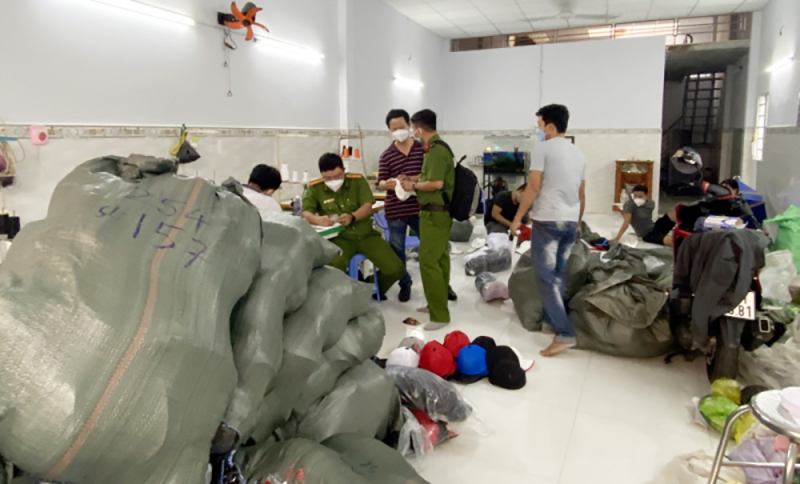 Đề nghị truy tố 6 bị can sản xuất, buôn bán hàng giả