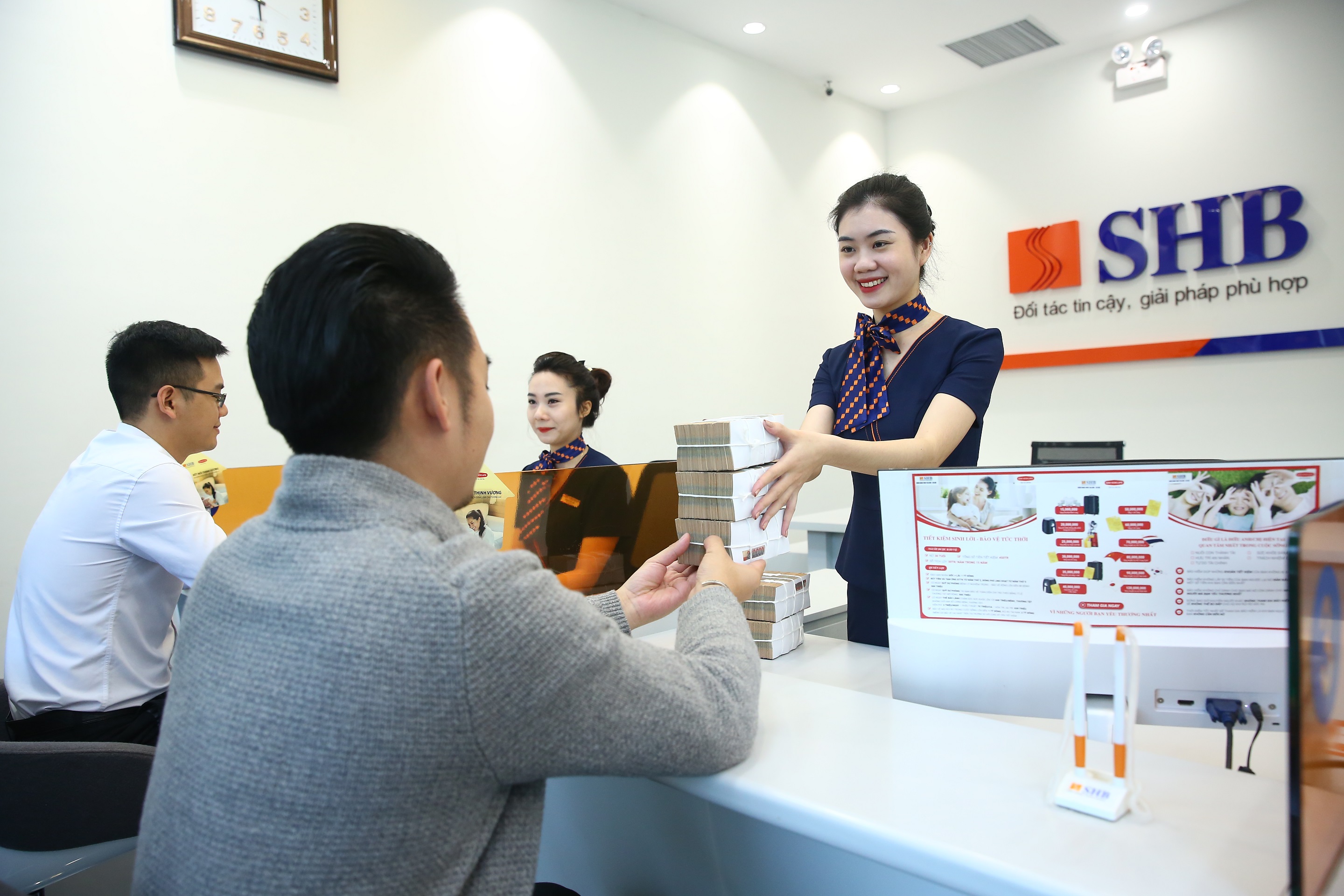 Từ tháng 8, người dân có thể rút gốc một phần tiền gửi trước hạn tại ngân hàng