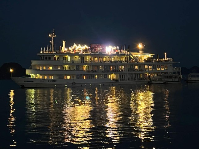 Xử phạt 2 du thuyền ghép vào nhau để tổ chức sự kiện trên vịnh Hạ Long