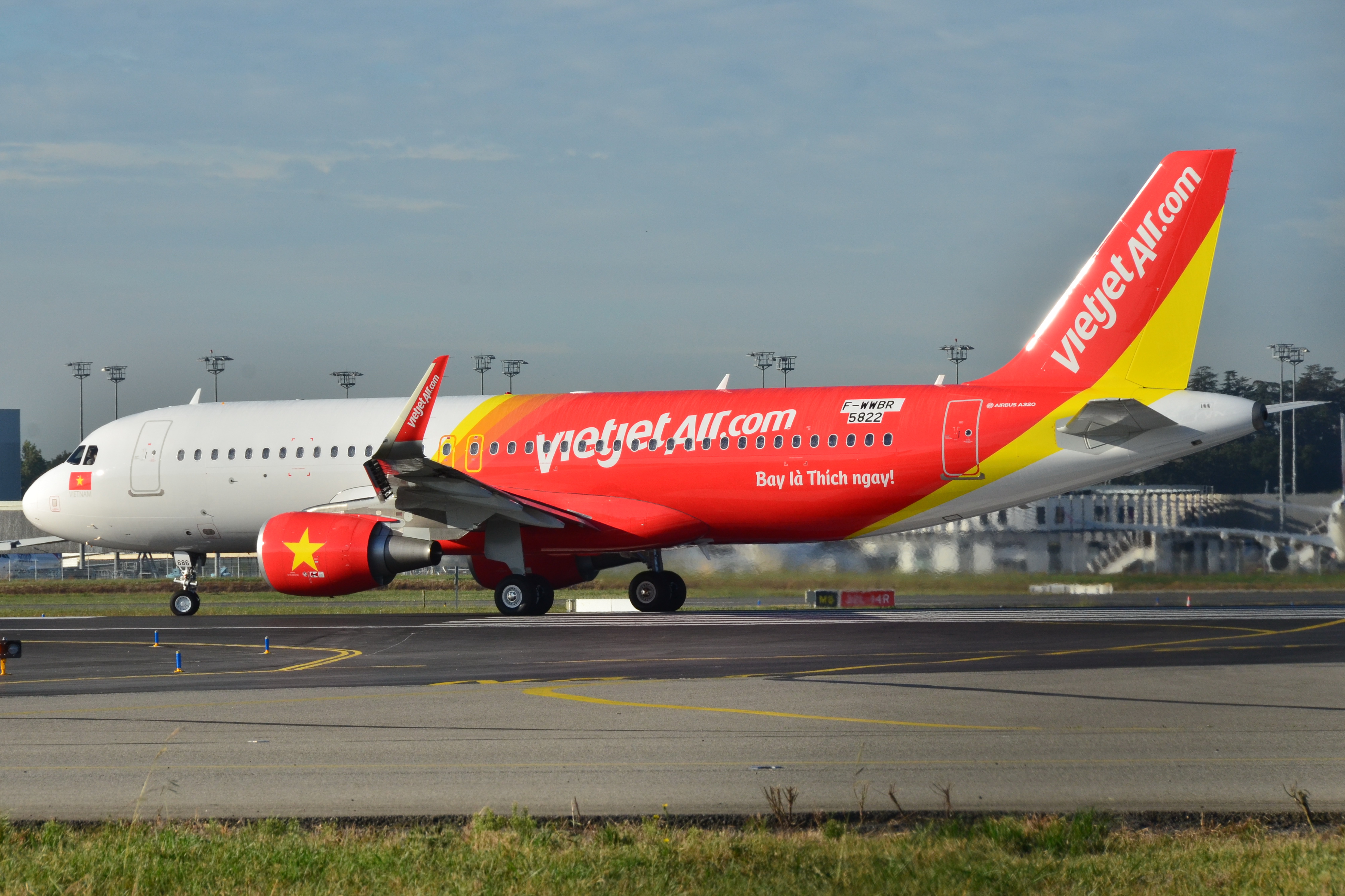 Đà phục hồi của Vietjet (VJC) bị ảnh hưởng bởi chi phí nhiên liệu cao và khó khăn tài chính