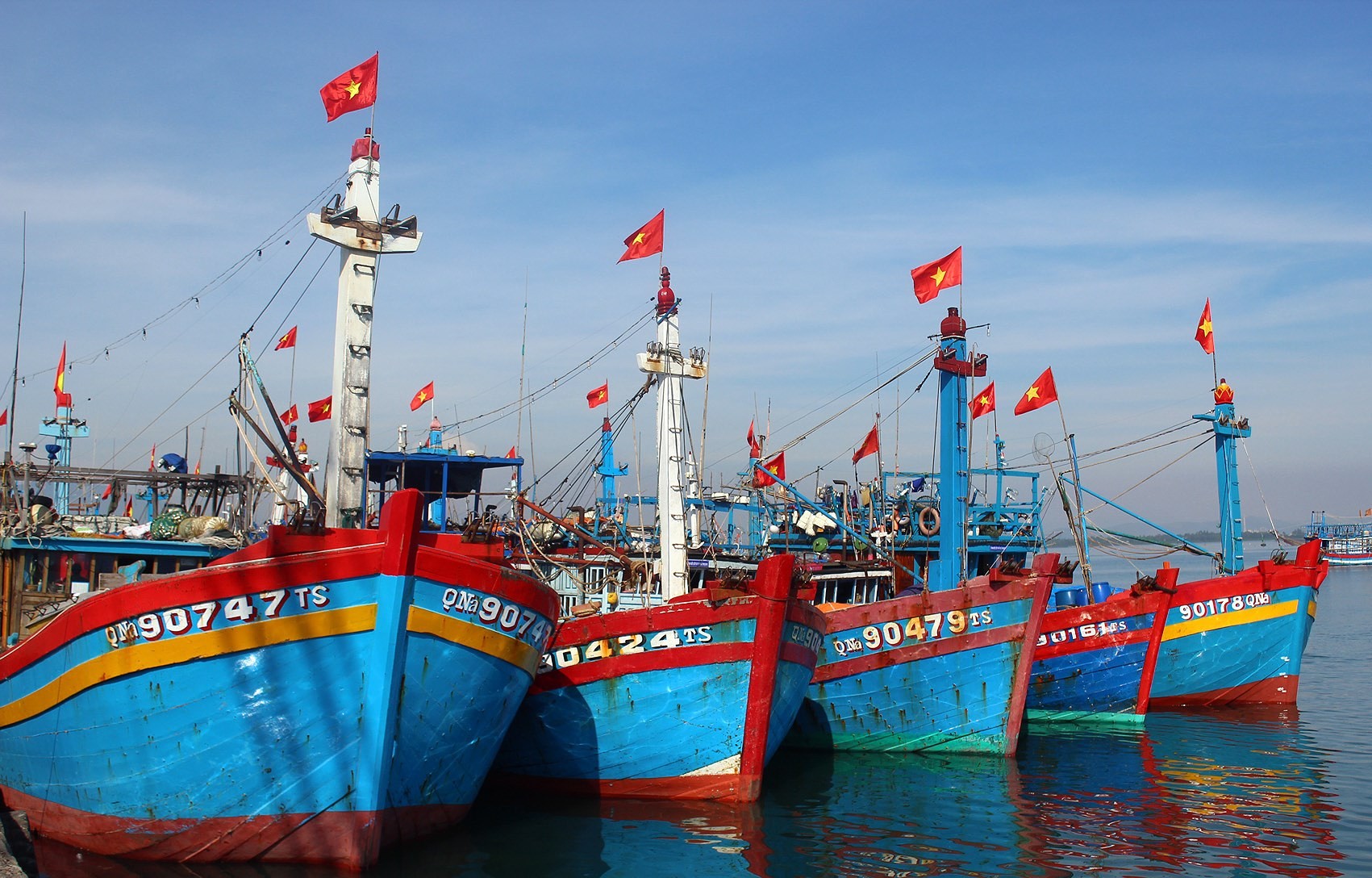 Quảng Ninh tạm dừng cấp phép các phương tiện thủy ra khơi