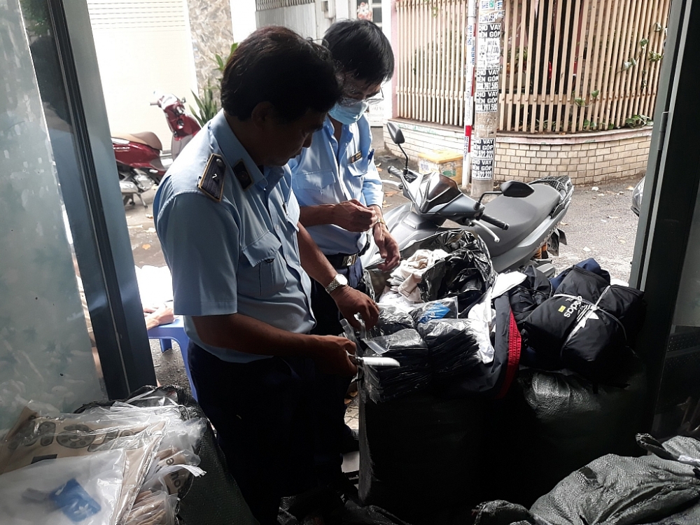 Tạm giữ gần 1.800 sản phẩm quần áo giả nhãn hiệu nổi tiếng