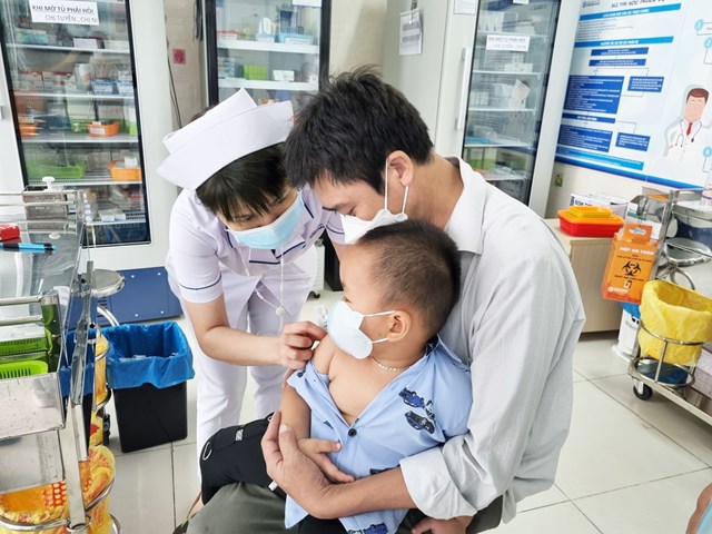 Vaccine ngừa cúm A khan hiếm do người dân đổ xô đi tiêm