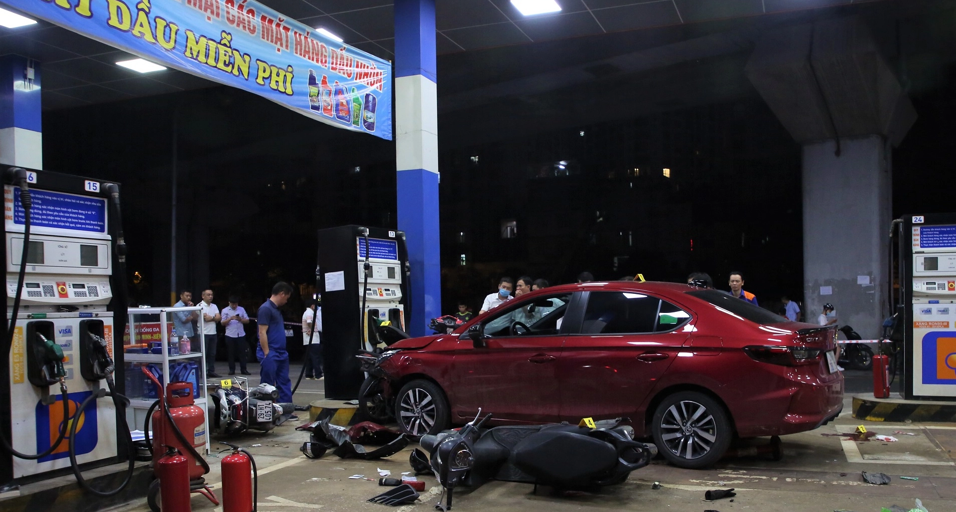 Khởi tố, tạm giữ tài xế say rượu tông xe vào cây xăng khiến nhiều người bị thương
