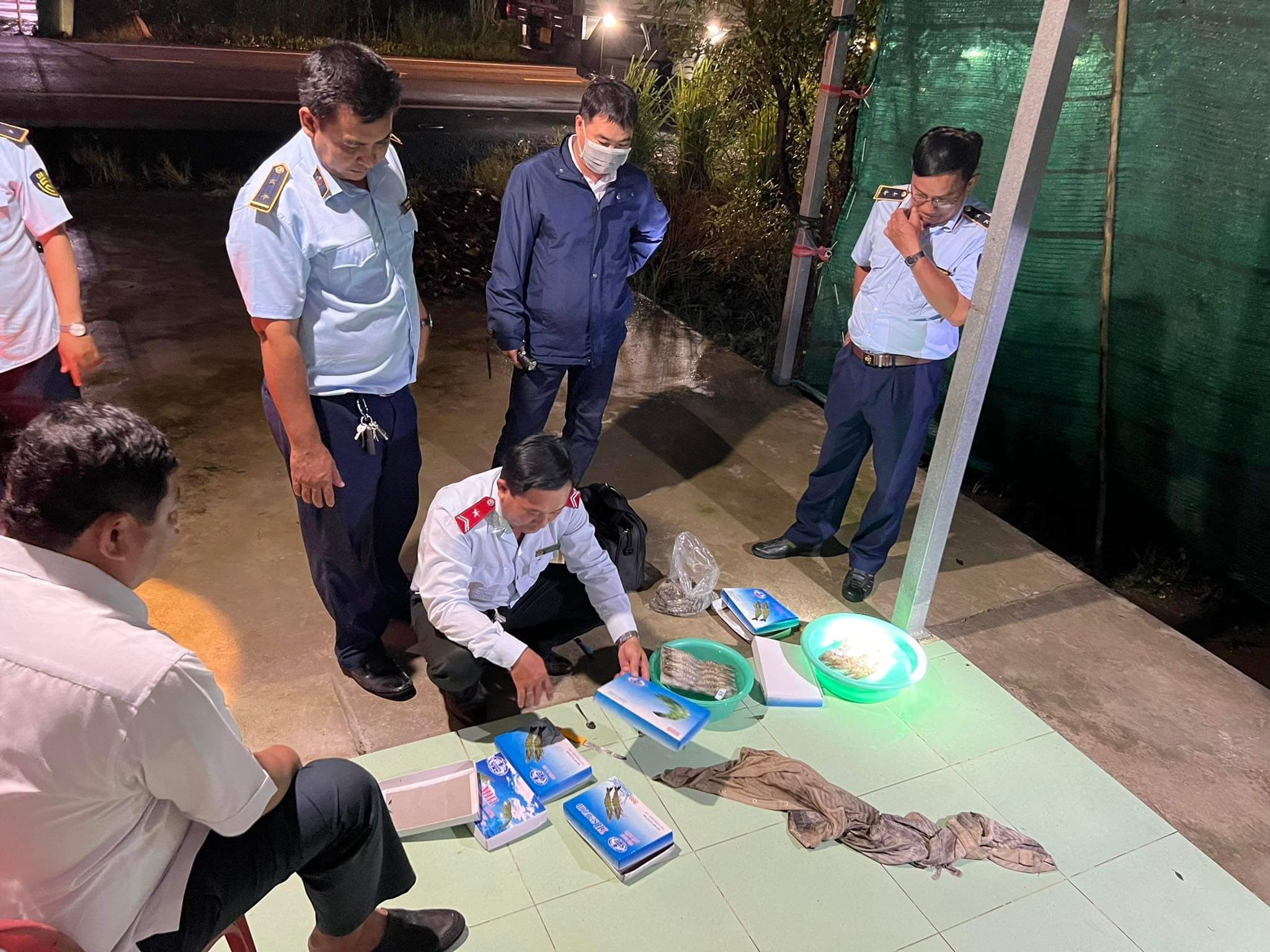 Phát hiện 3,5 tấn tôm sú ướp lạnh có chứa tạp chất tại Bạc Liêu