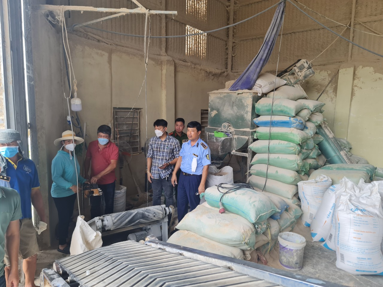 Hải Dương Phát hiện hàng chục tấn cám mỳ trộn bột đá 