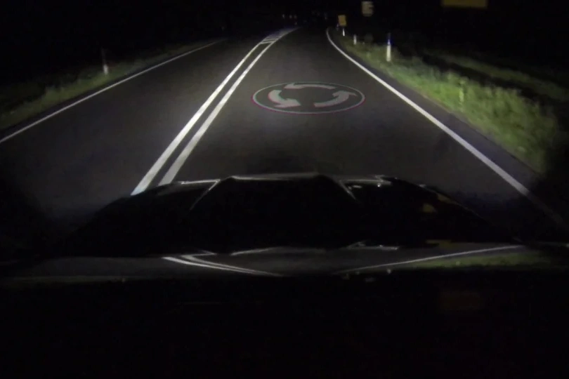 Thêm tính năng cảnh báo giao thông qua đèn pha ô tô