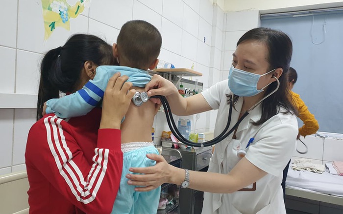 Chuyển mùa, cảnh giác bệnh viêm đường hô hấp trên ở trẻ