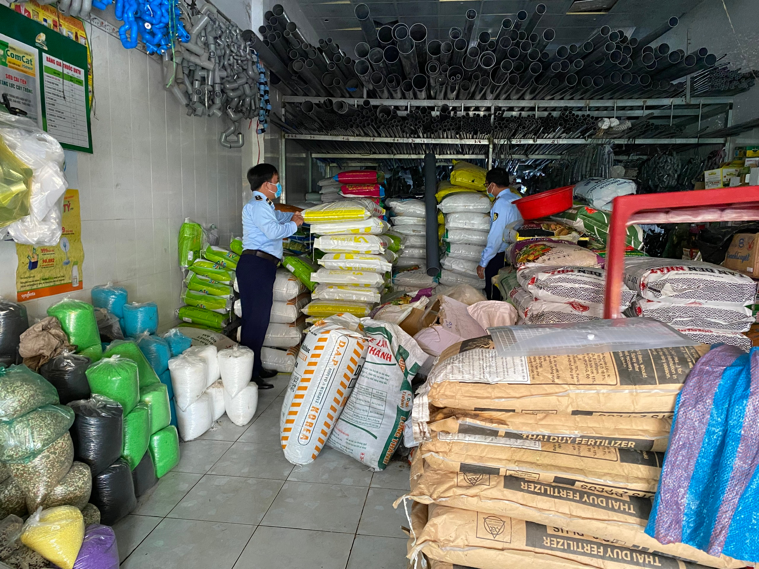 Xử phạt một cơ sở kinh doanh phân bón giả tại Tiền Giang