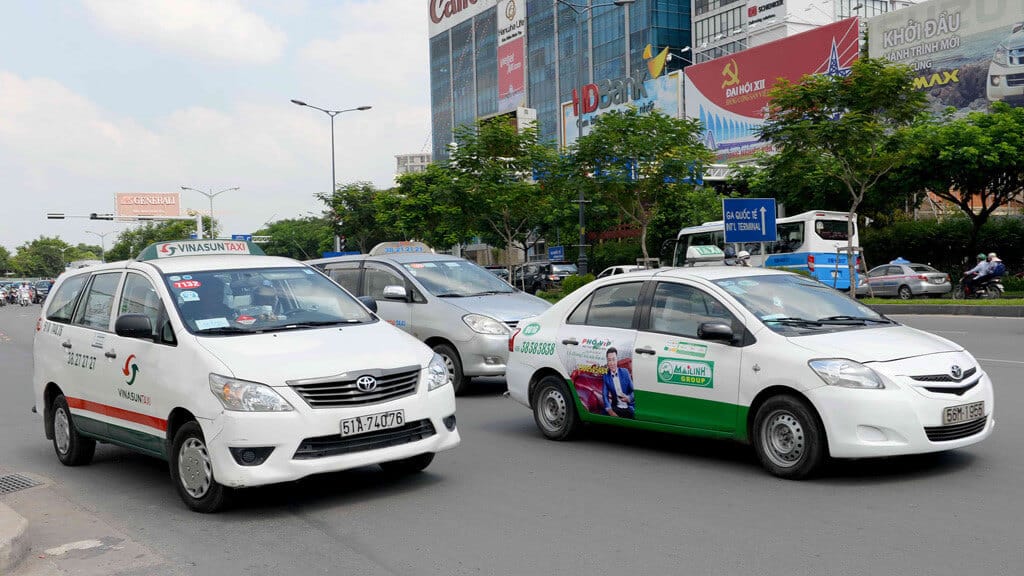 Giá xăng giảm, taxi rục rịch hạ giá, cước vận tải tuyến liên tỉnh vẫn án binh bất động 