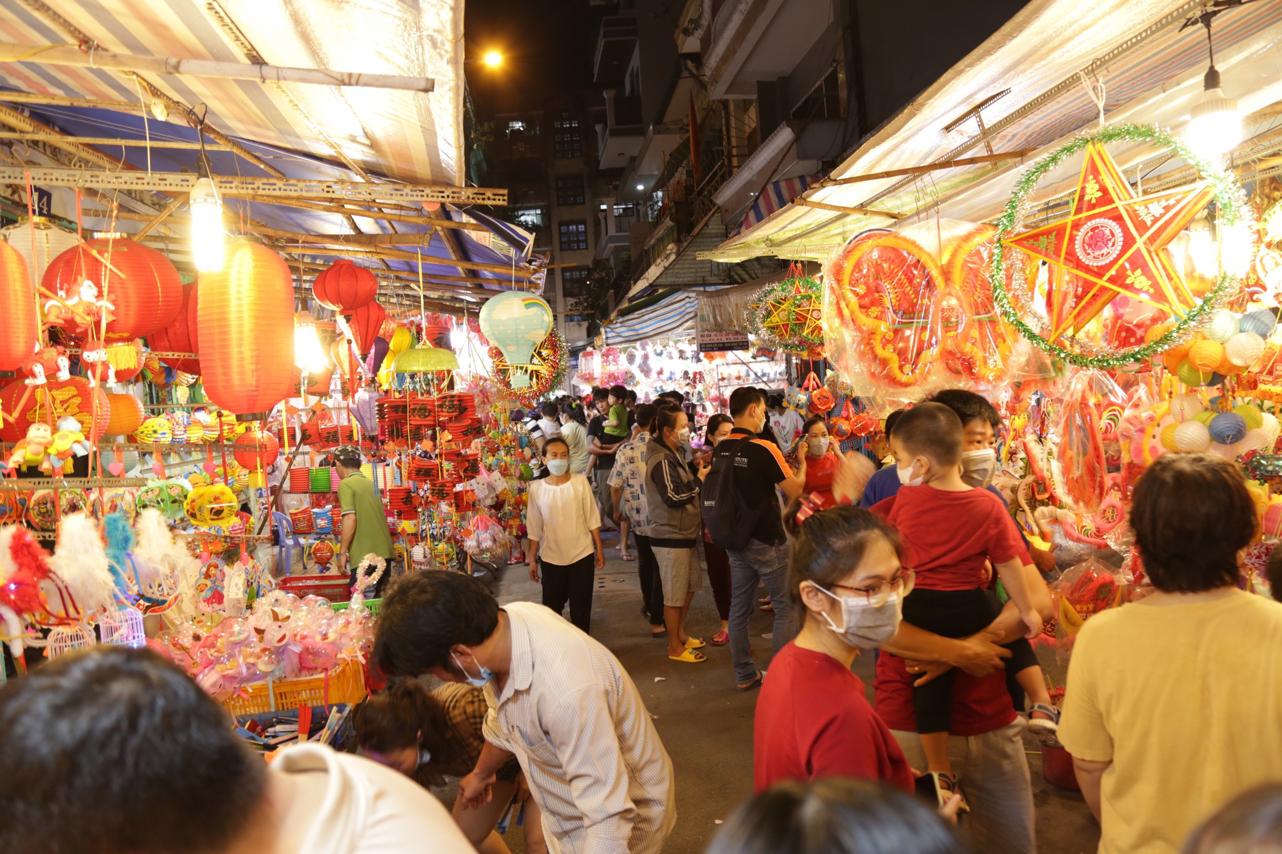 Phố đèn lồng lớn nhất TP.HCM nhộn nhịp trước thềm Tết Trung thu