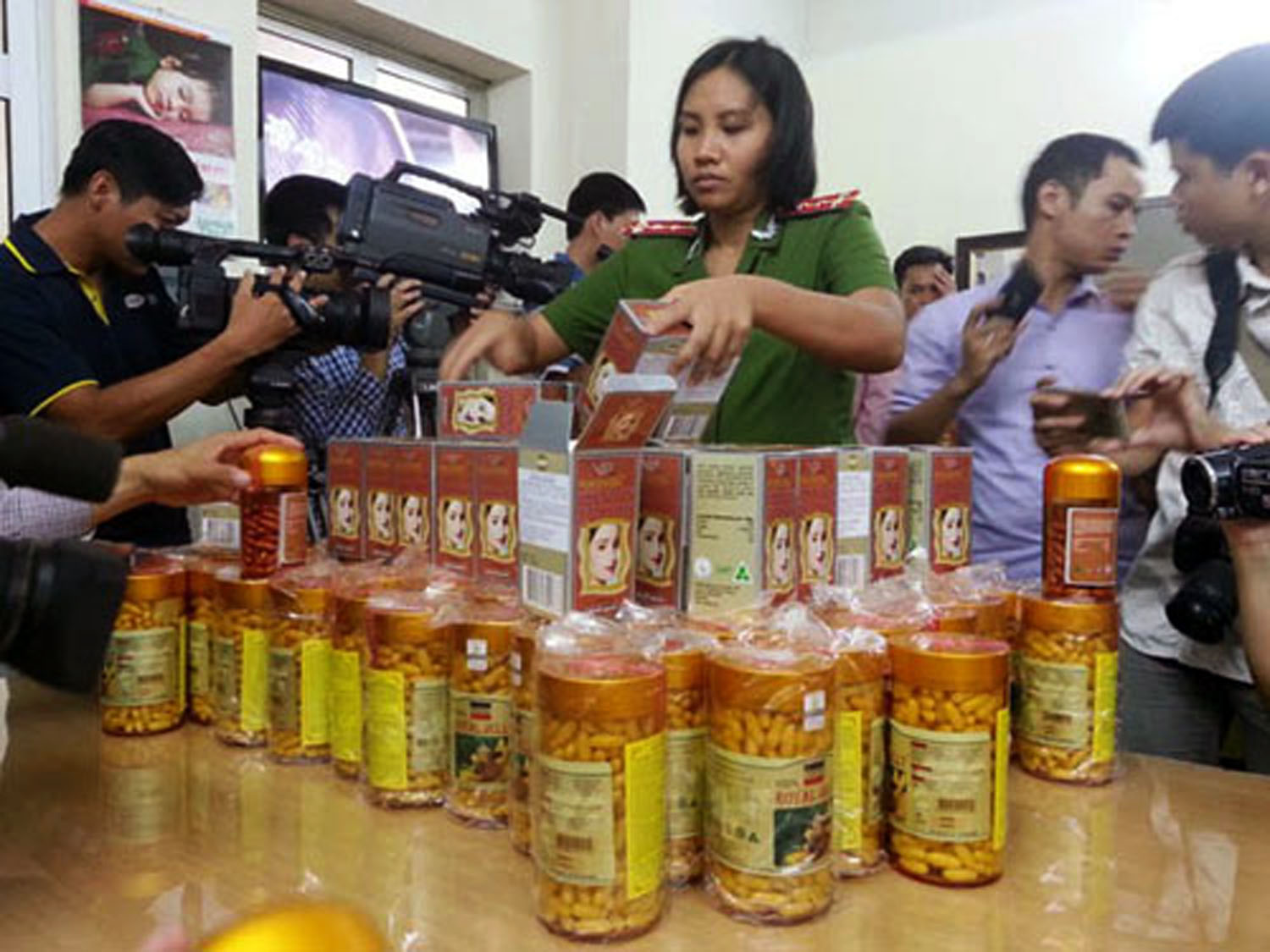 Thuốc, thực phẩm chức năng giả Làm sao để kiểm soát kênh phân phối cửa hàng phi thương mại, nhà thuốc trên mạng