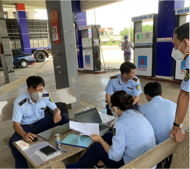Phát hiện cửa hàng bán lẻ xăng dầu sử dụng cột bơm đã hết kiểm định
