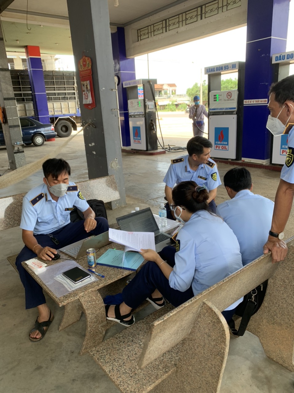 Phát hiện cửa hàng bán lẻ xăng dầu sử dụng 4 cột bơm đã hết kiểm định