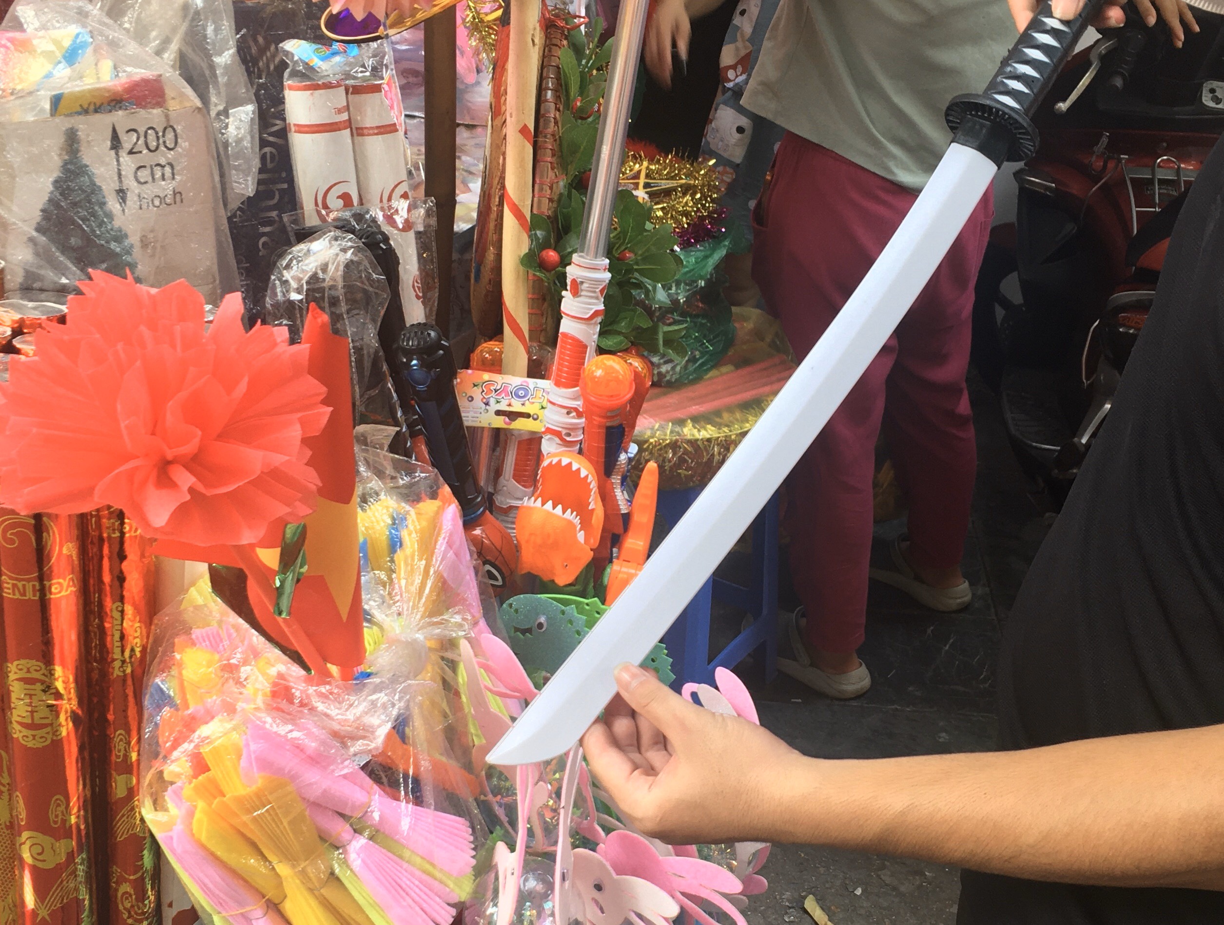 Đồ chơi Trung thu phố Hàng Mã Mặt nạ kinh dị, dao kiếm sắc nhọn nhập từ Trung Quốc hút khách