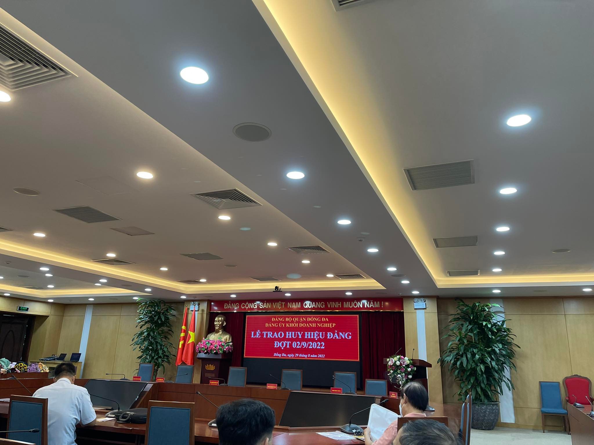 Đảng bộ Khối doanh nghiệp quận Đống Đa trao tặng Huy hiệu Đảng đợt 292022