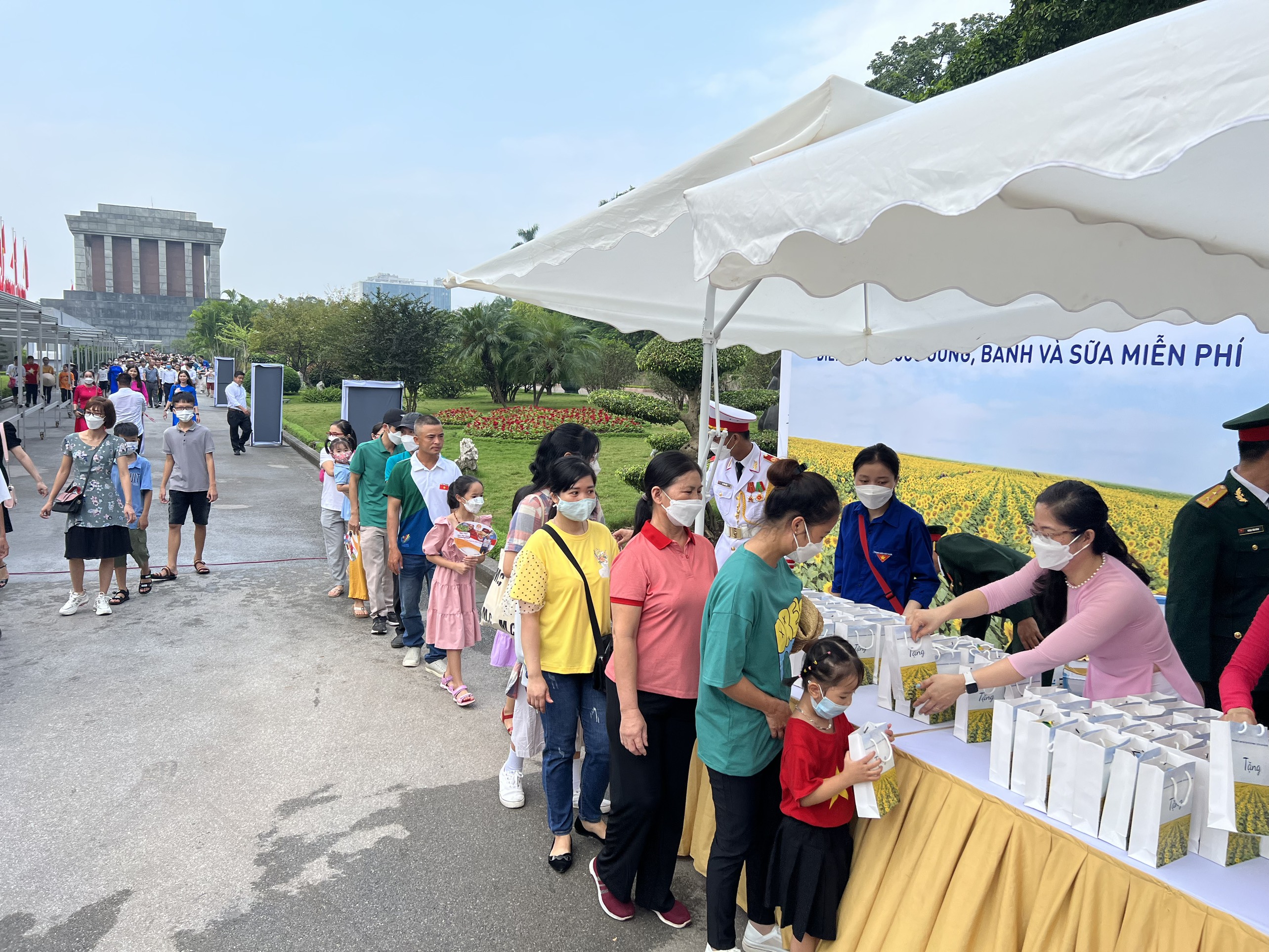 20.000 phần quà tặng du khách khi viếng Lăng Bác trong dịp lễ 29