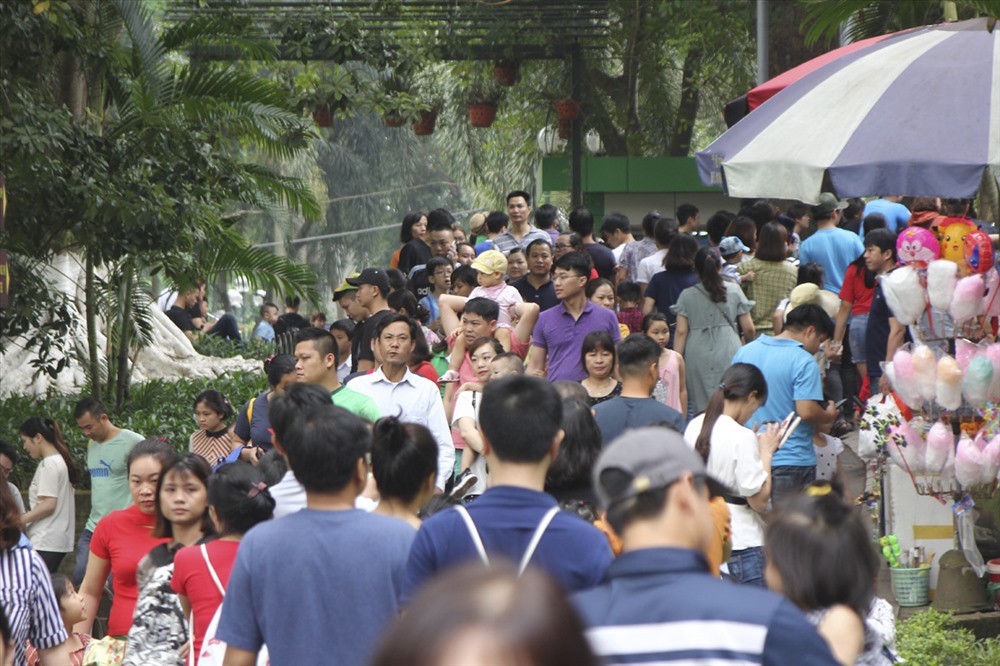 Lượng khách tăng đột biến, Hà Nội quá tải nhiều dịch vụ vui chơi dịp lễ 29