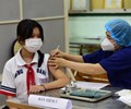 Đừng nghe đồn đại thiếu cơ sở khoa học làm lỡ cơ hội tiêm vắc xin COVID-19 cho trẻ 