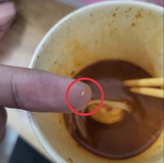 Sau khi bị tố có dòi, FamilyMart tạm ngừng bán HOTPOT ở tất cả các cửa hàng