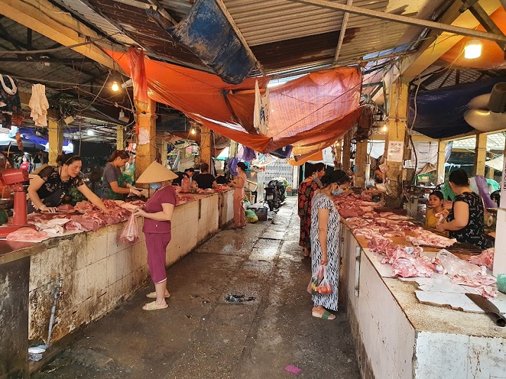 Vì sao giá xăng nội địa liên tục giảm nhưng giá hàng hoá khó hạ nhiệt