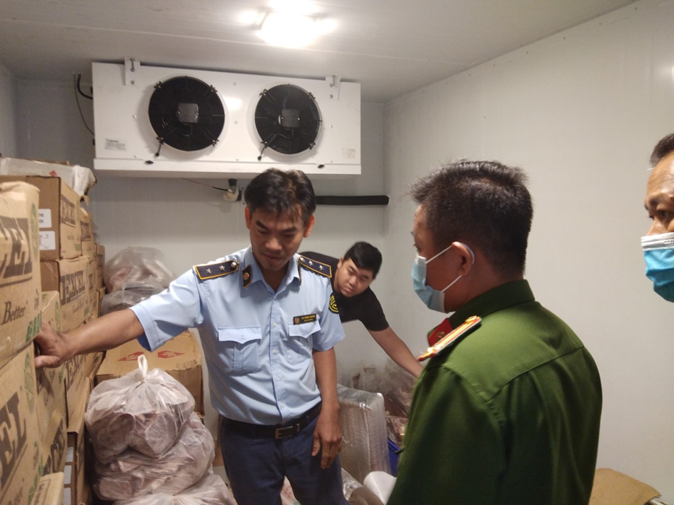 Cần Thơ Phát hiện gần 300kg thực phẩm đông lạnh và 200 hộp bánh kẹo không rõ nguồn gốc