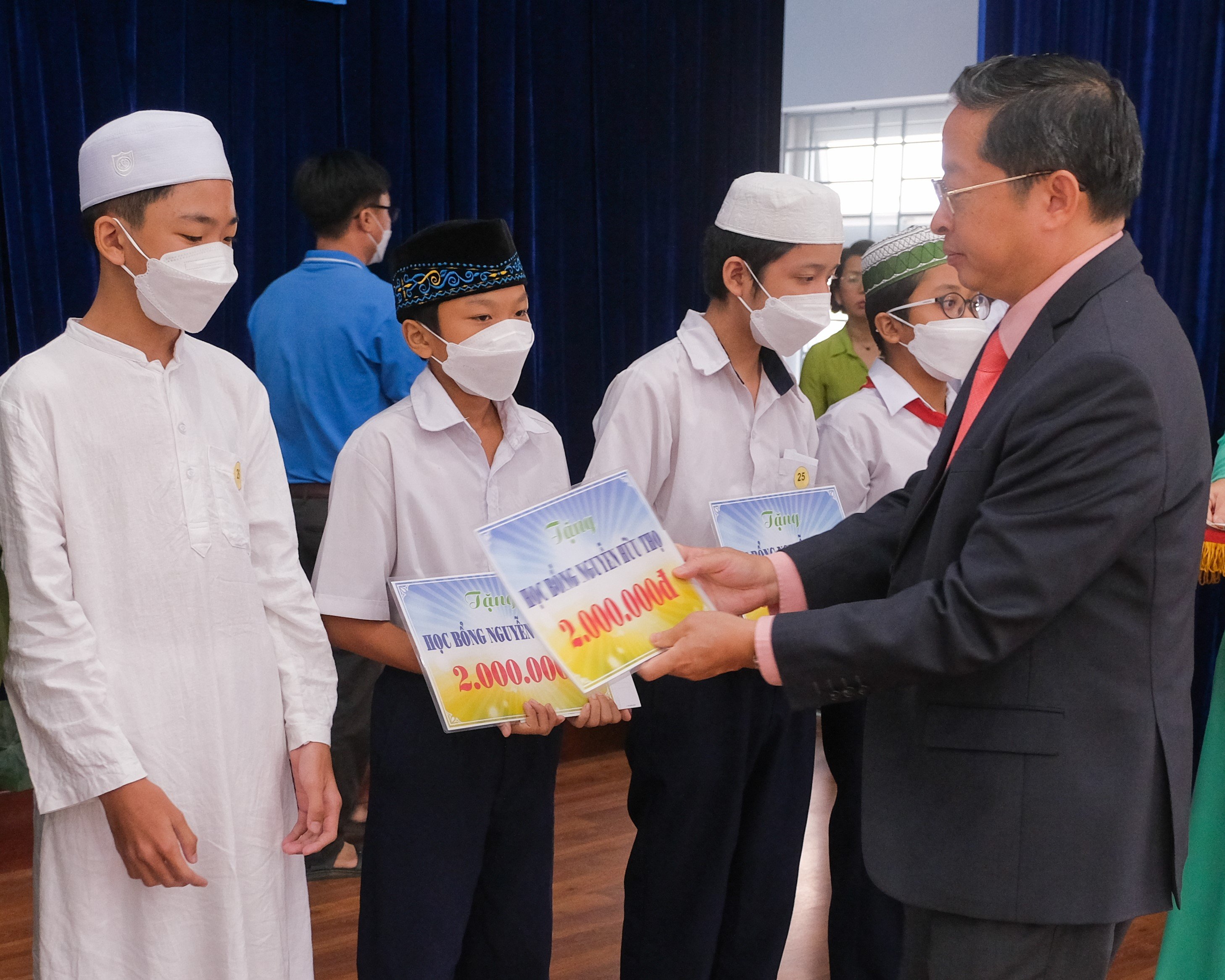 CT Group tặng học bổng và quà trung thu cho trẻ em người Chăm vượt khó