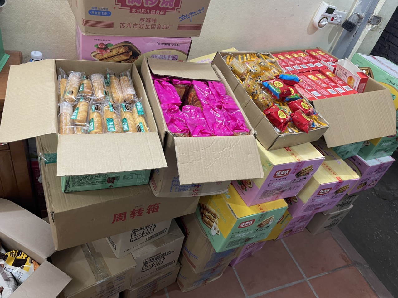 Thu giữ hàng nghìn bánh trung thu nhập lậu tại điểm tập kết chờ tiêu thụ