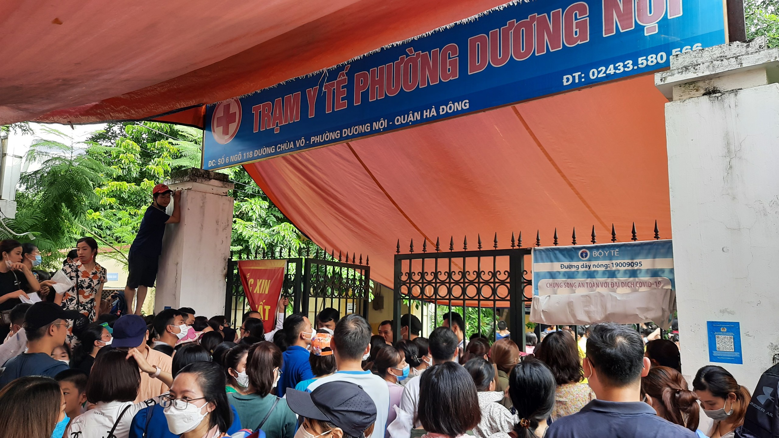 Hà Nội Phụ huynh chen chân nghẹt thở đưa trẻ đi tiêm vắc xin Covid-19 ở phường Dương Nội  