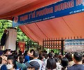 Hà Nội Phụ huynh chen chân nghẹt thở đưa trẻ đi tiêm vắc xin Covid-19 ở phường Dương Nội  