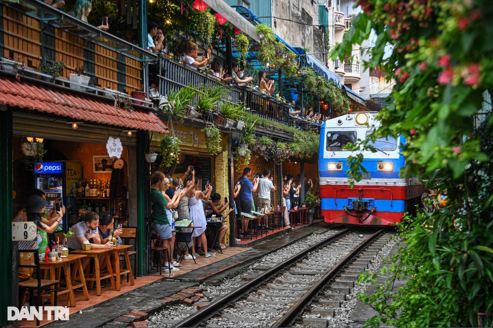 Xử lý dứt điểm bán hàng, quay phim chụp ảnh phố cà phê đường tàu ở Hà Nội