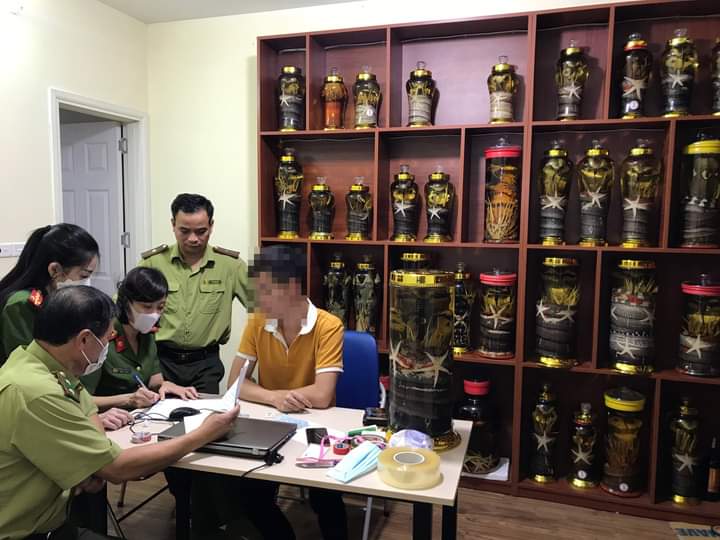 Hà Nội Đột kích kho rượu “động vật” không nguồn gốc xuất xứ