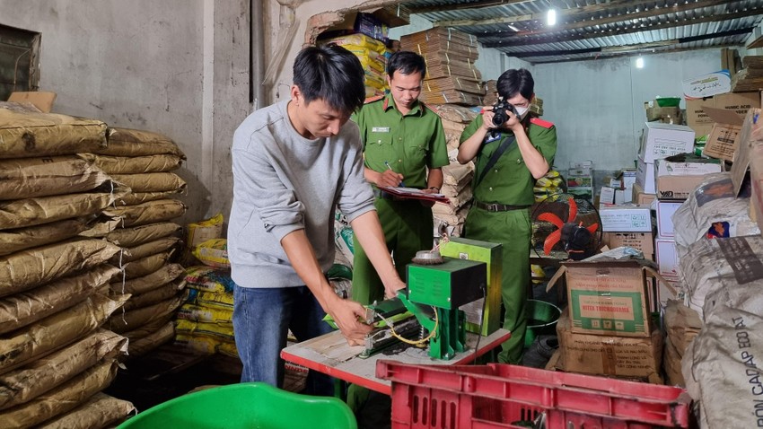 Bắt quả tang 1 công ty phù phép phân bón Trung Quốc thành phân bón Mỹ