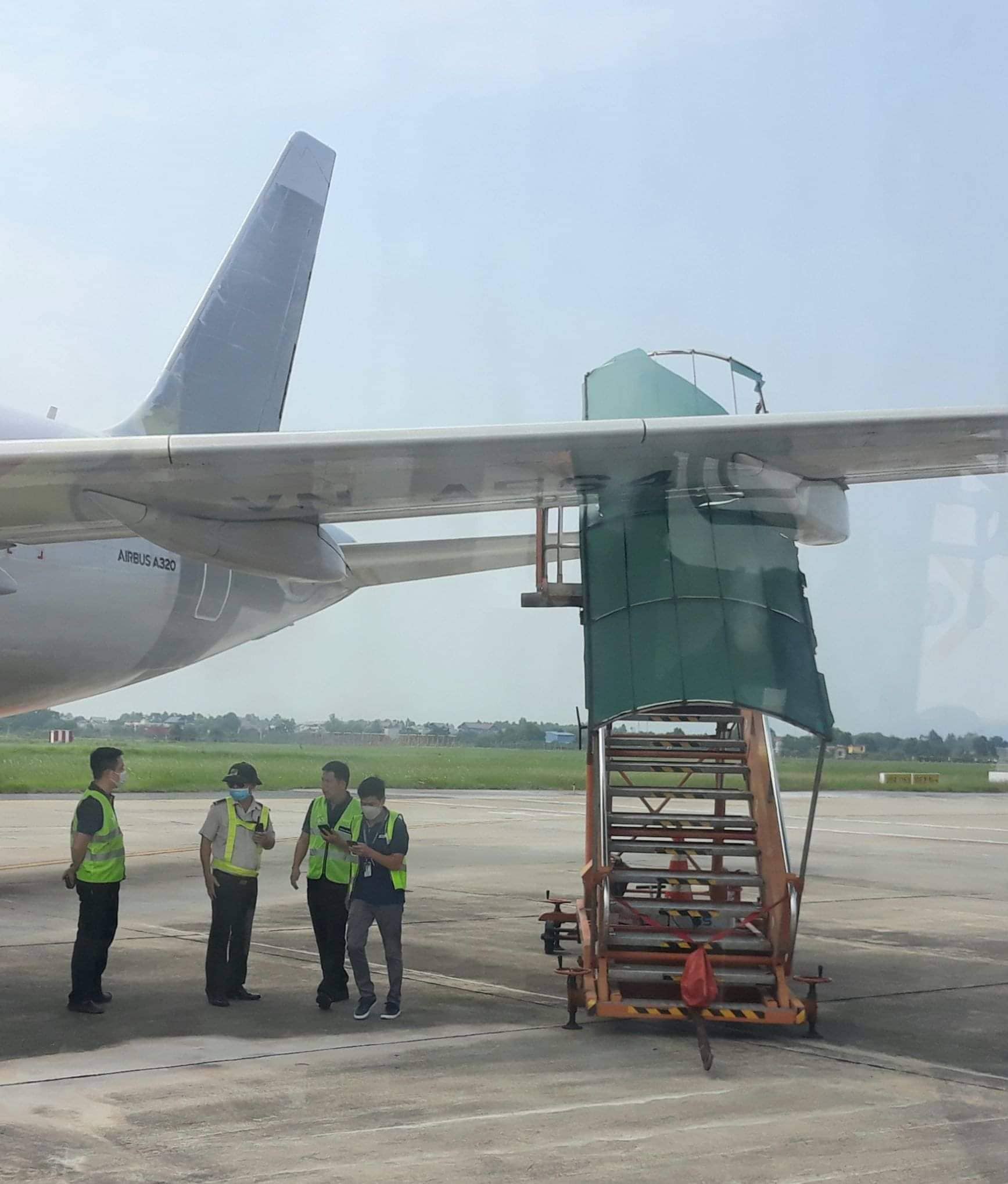 Cục Hàng không Việt Nam báo cáo vụ xe thang va chạm với máy bay tại Nội Bài