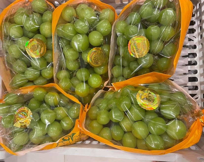 Hàng loạt cửa hàng bán hoa quả nhập khẩu mập mờ xuất xứ