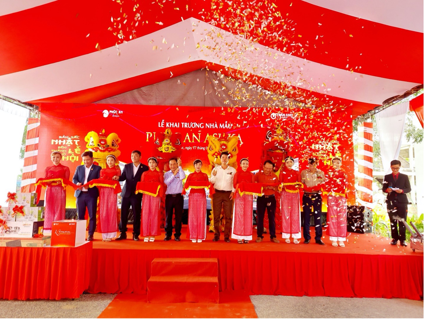 Đông đảo khách hàng tham dự lễ khai trương nhà mẫu Phúc An Asuka