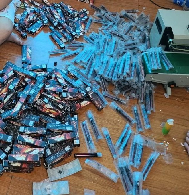 Hà Nội Phát hiện cơ sở nghi làm giả hàng nghìn thuốc lá điện tử